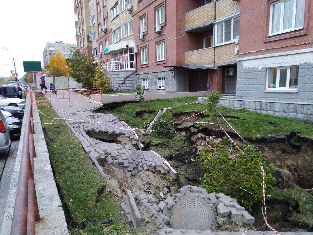 Фото «Город уходит под землю»: тротуар просел на улице Семьи Шамшиных после коммунальной аварии в Новосибирске 4